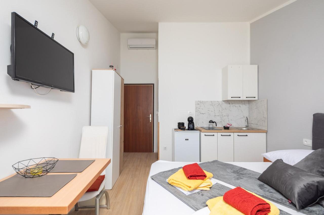 Beach Apartments Borovina Stanici Bagian luar foto