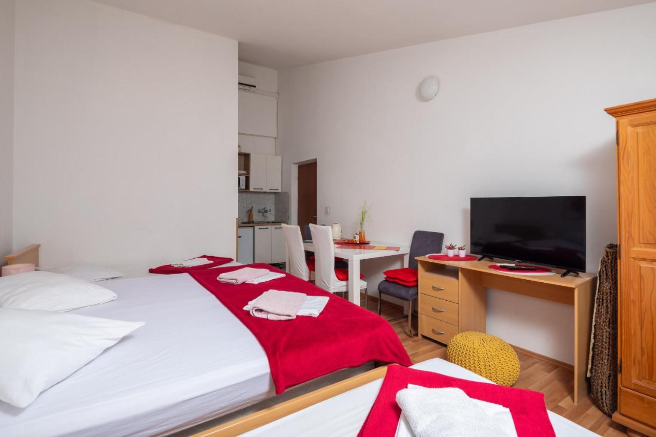 Beach Apartments Borovina Stanici Bagian luar foto