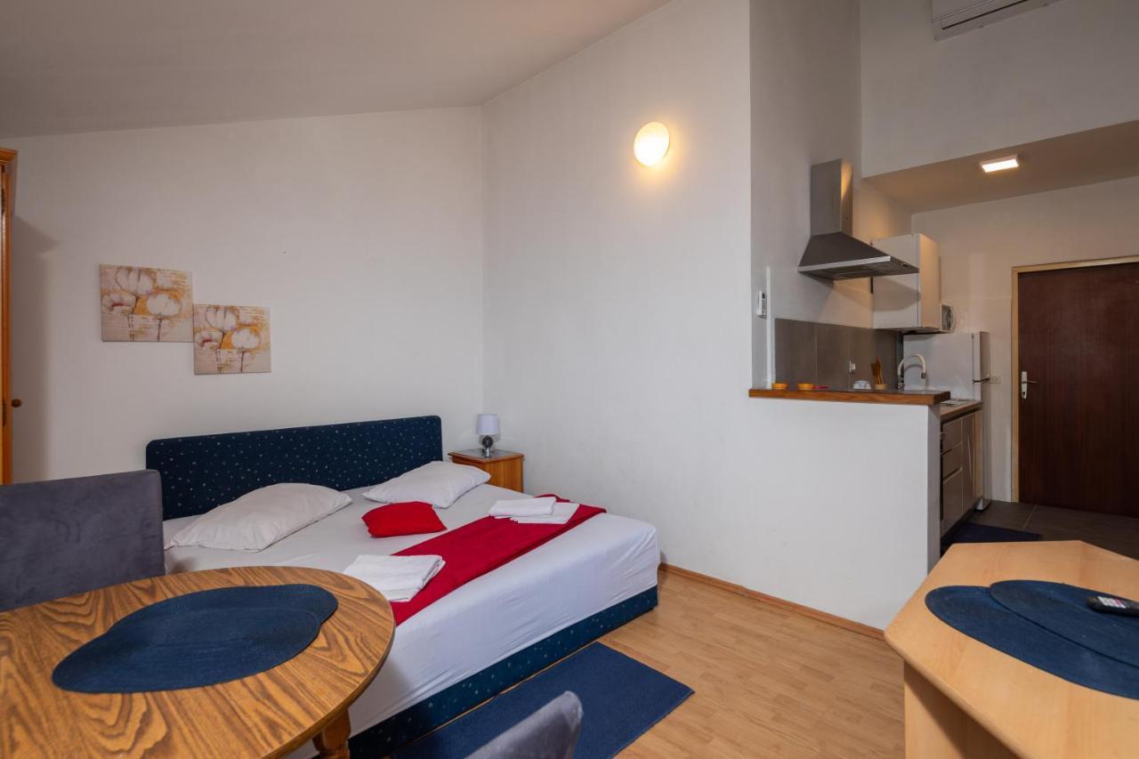 Beach Apartments Borovina Stanici Bagian luar foto