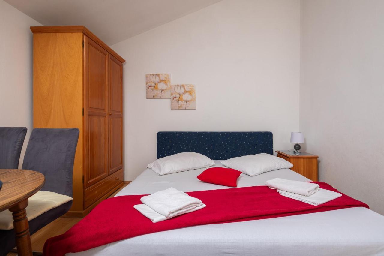 Beach Apartments Borovina Stanici Bagian luar foto
